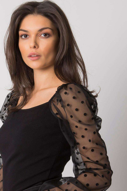 Must dekoratiivsete varrukatega pluus...