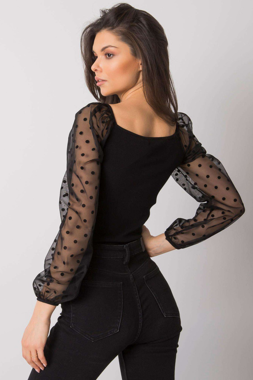 Must dekoratiivsete varrukatega pluus...