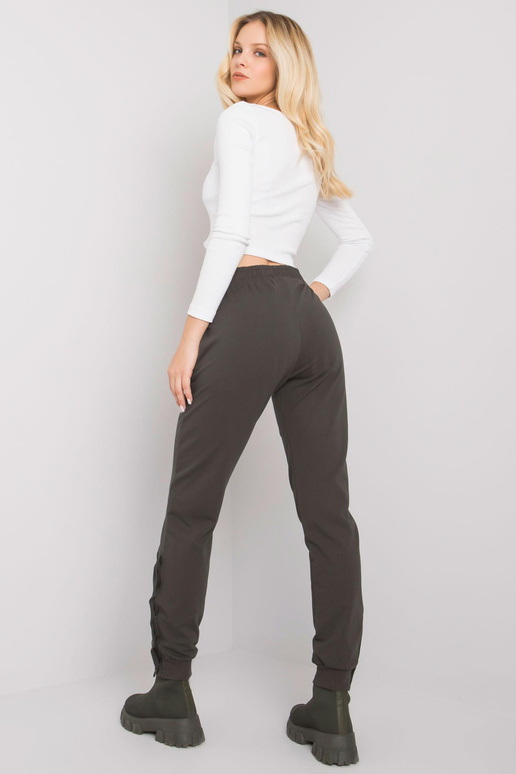 Tumedad khakivärvi nööpidega...