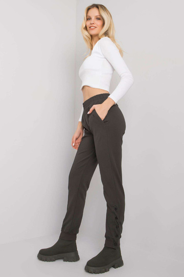 Tumedad khakivärvi... 2