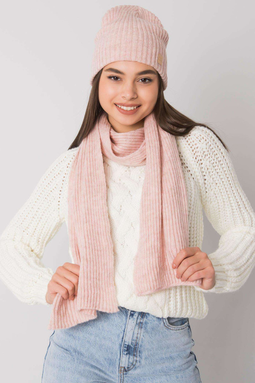 Määrdunud roosa talvekomplekti müts...