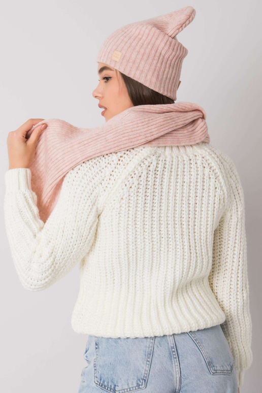 Määrdunud roosa talvekomplekti müts...