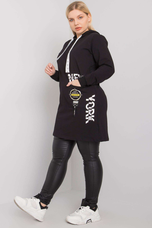 Must plusssuuruse kapuutsiga tuunika...