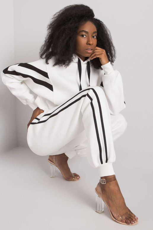 Valge vabaaja komplekt Stacy triipudega Valge vabaaja komplekt Stacy triipudega