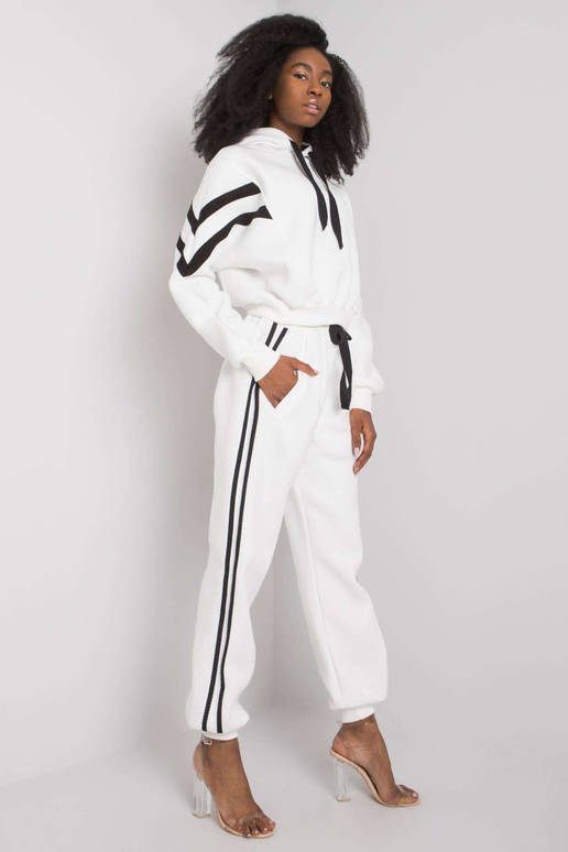 Valge vabaaja komplekt Stacy triipudega Valge vabaaja komplekt Stacy triipudega