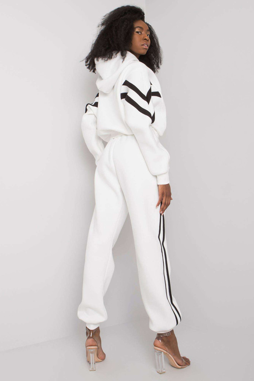 Valge vabaaja komplekt Stacy triipudega Valge vabaaja komplekt Stacy triipudega