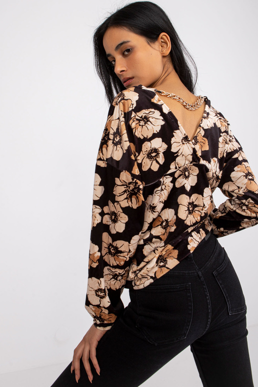 Must ja beež veluurpluus ketiga...