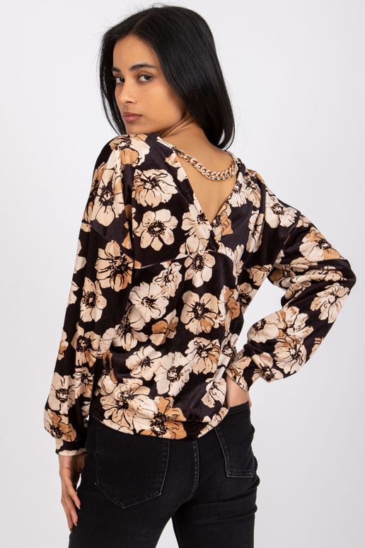 Must ja beež veluurpluus ketiga...