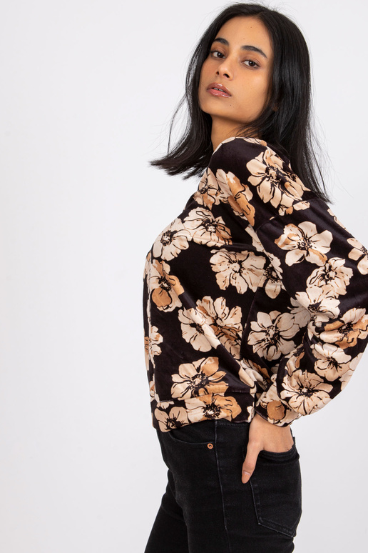 Must ja beež veluurpluus ketiga...