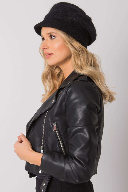 Must talvine pesapallimüts