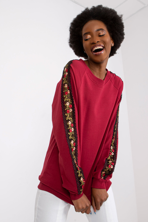 Dekoratiivsete varrukatega Burgundia...