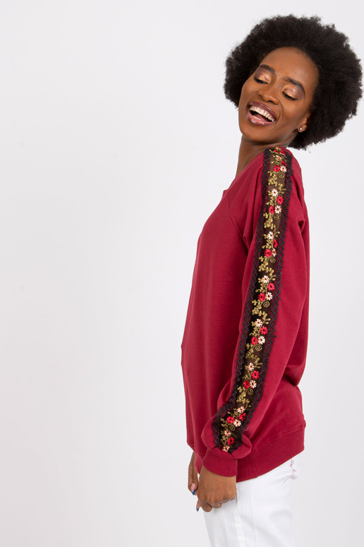 Dekoratiivsete varrukatega Burgundia...