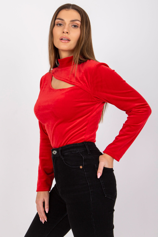 Punane veluurpluus väljalõikega...