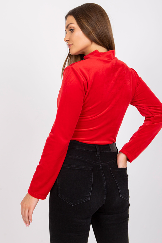 Punane veluurpluus väljalõikega...