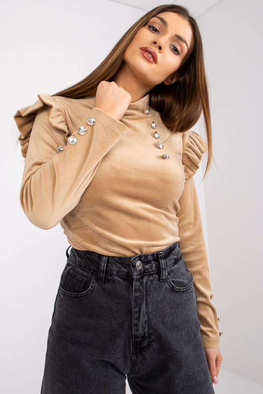 Tumebeež pikkade varrukatega...