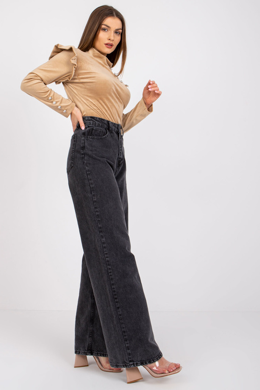 Tumebeež pikkade varrukatega...