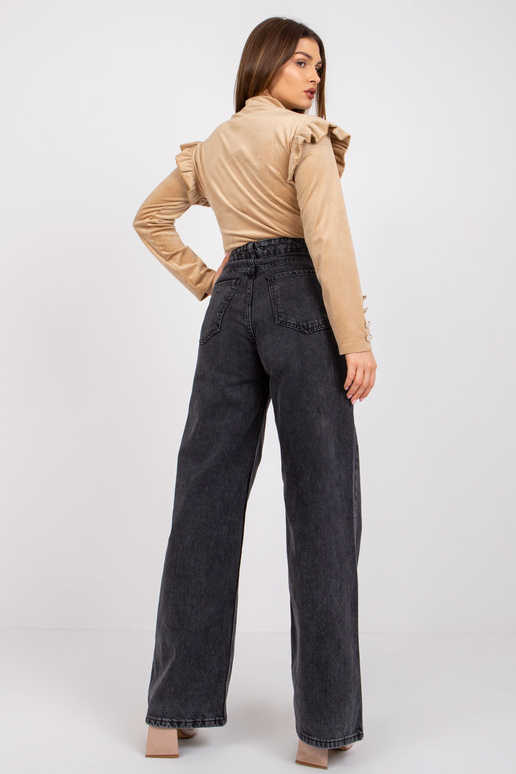 Tumebeež pikkade varrukatega...