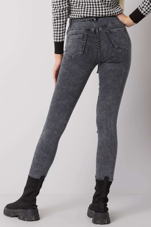 Hallid liibuvad teksad Lexingtoni...