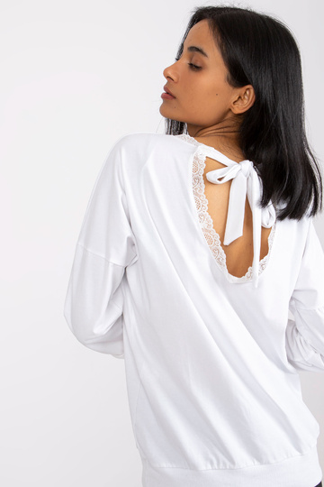 Valge pluus köitmisega... 2