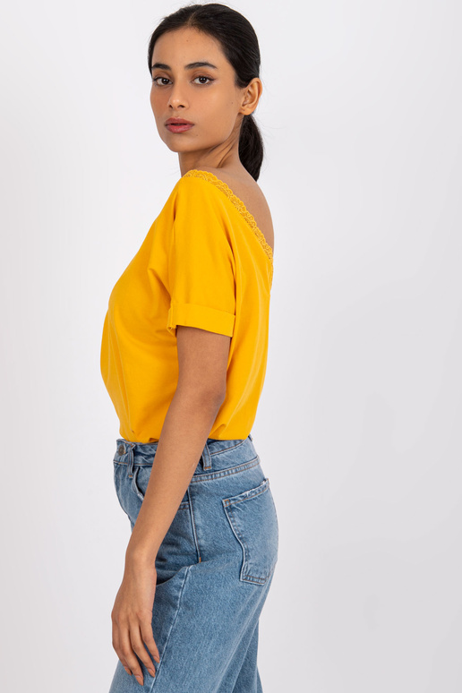 Seljas kaelusega heleoranž pluus...