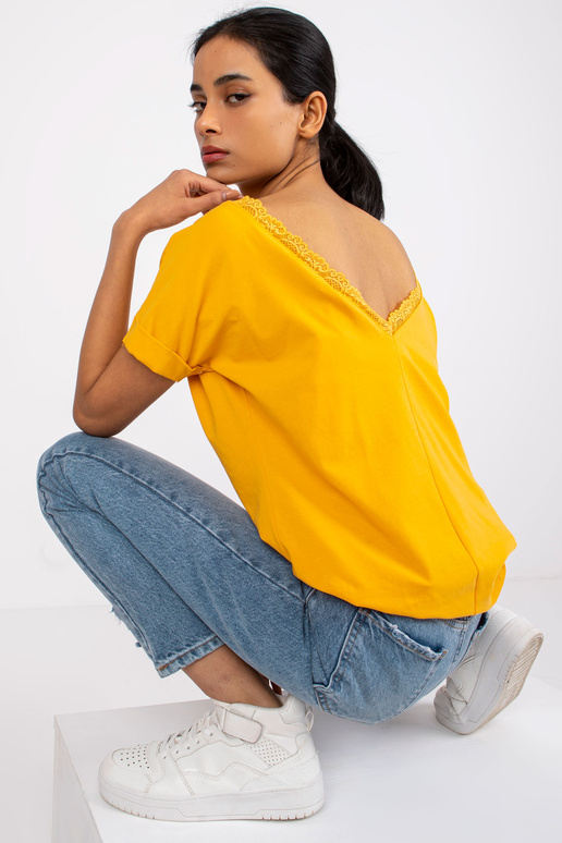 Seljas kaelusega heleoranž pluus...