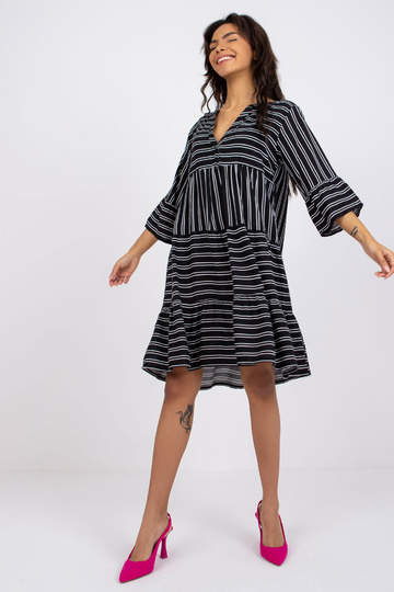 Must kleit trükiga Helena...