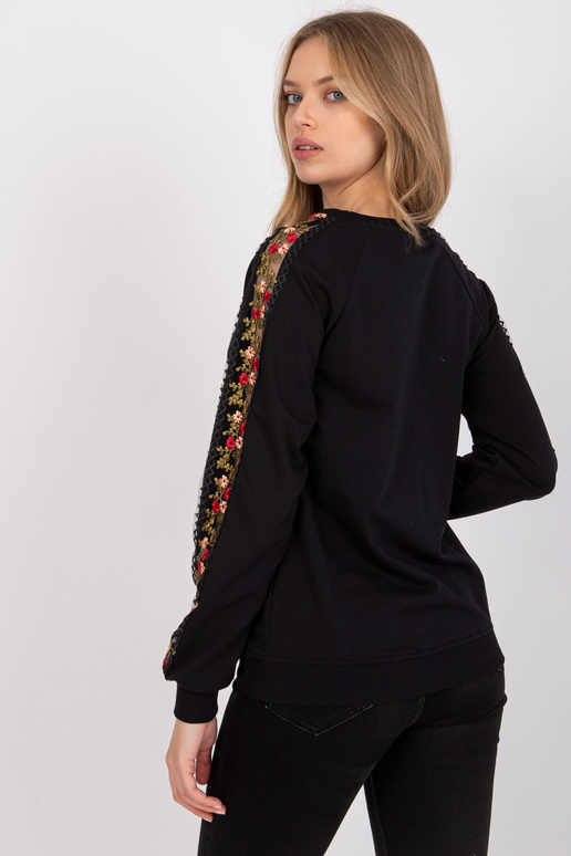 Must dekoratiivsete varrukatega...