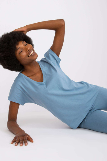 Määrdunud sinine T-särk...