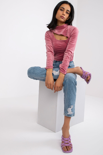 Määrdunud roosa veluurpluus...