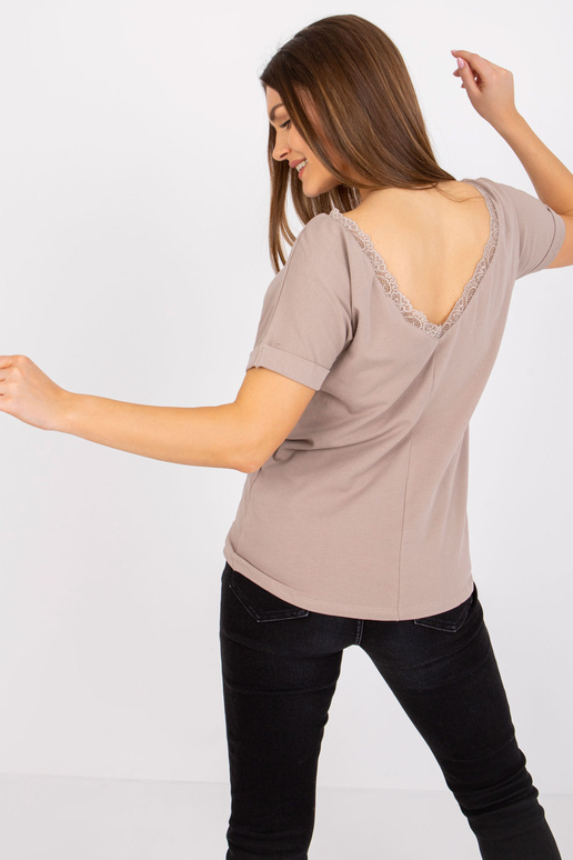 Tumebeež kaelusega pluus seljas Salma...