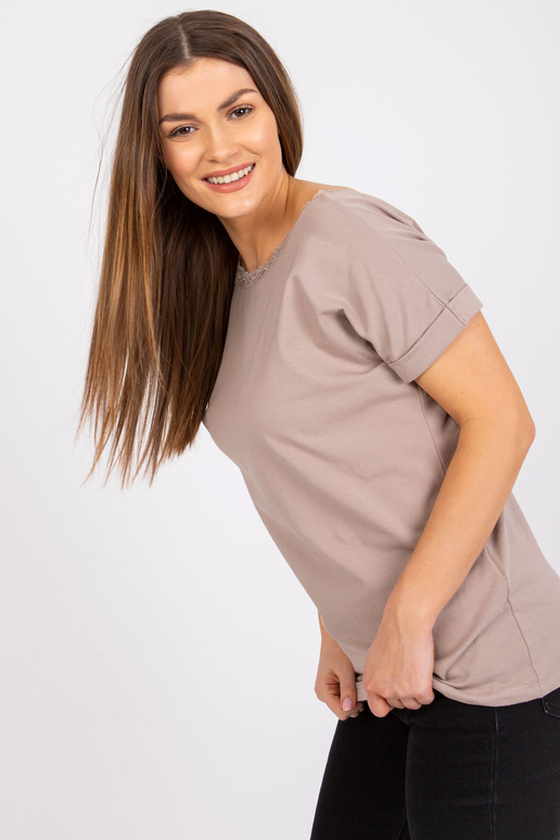 Tumebeež kaelusega pluus seljas Salma...