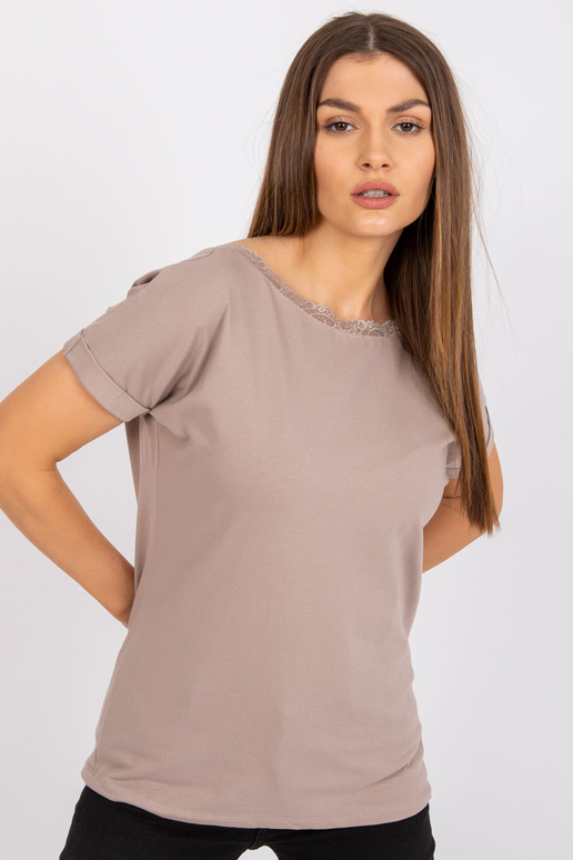 Tumebeež kaelusega pluus seljas Salma...