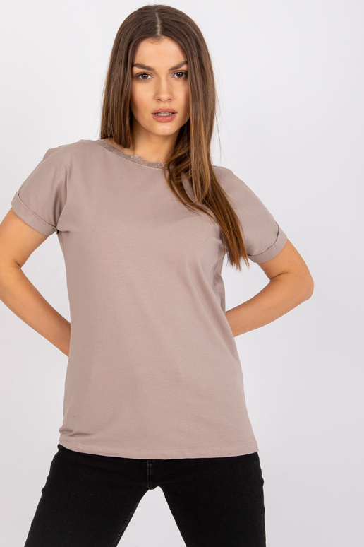 Tumebeež kaelusega pluus seljas Salma...