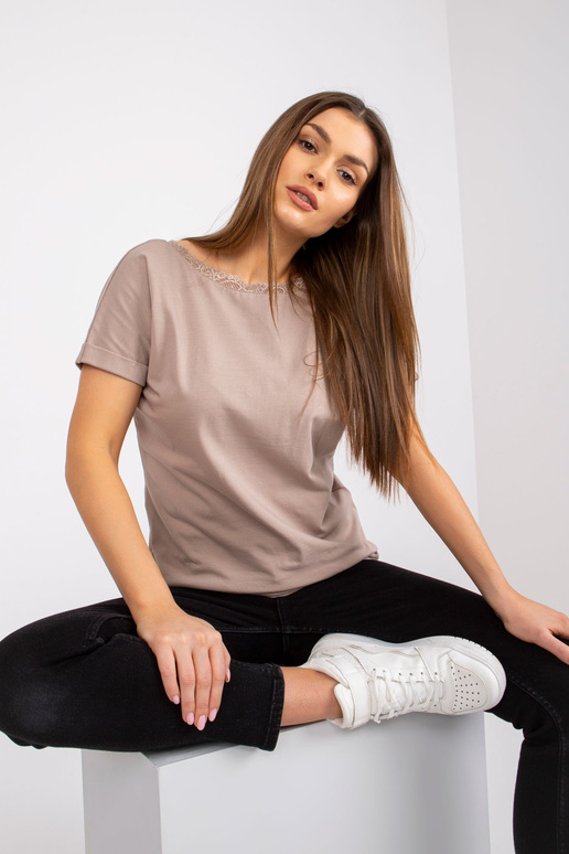 Tumebeež kaelusega pluus seljas Salma...