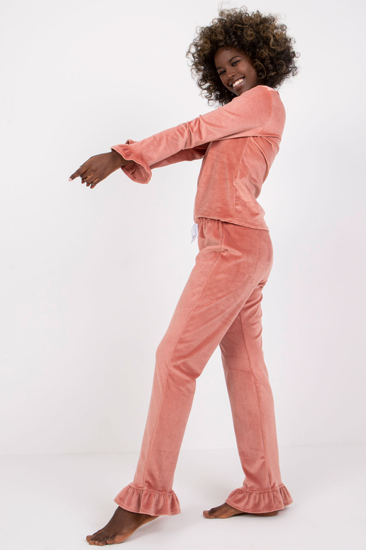 Määrdunud roosa veluurpidžaama...