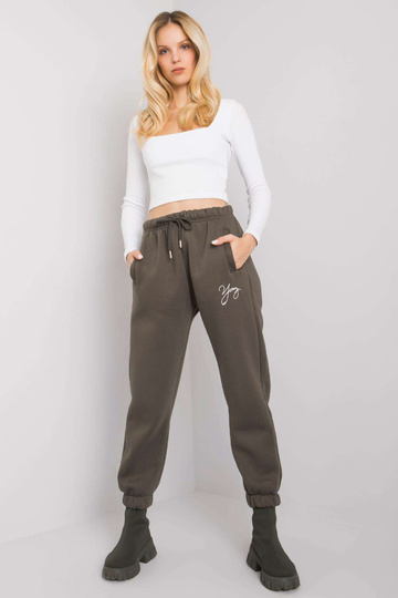 Lily kirjaga khakivärvi...