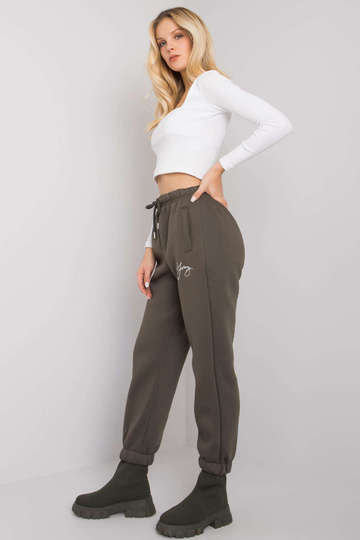 Lily kirjaga khakivärvi... 2