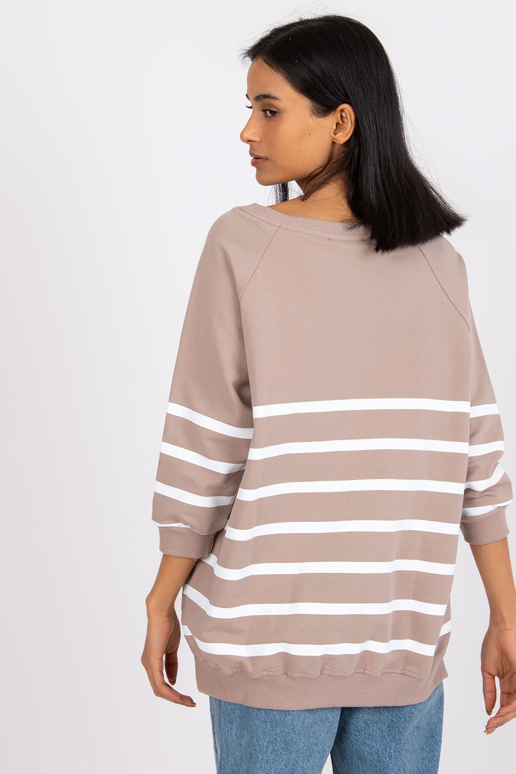 Tumebeeži ja valge triibuline pluus...