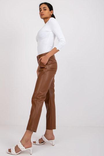 Helepruunist kunstnahast...