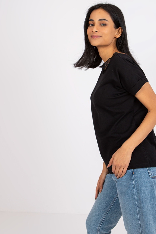 Must kaelusega pluus seljal Salma RUE...