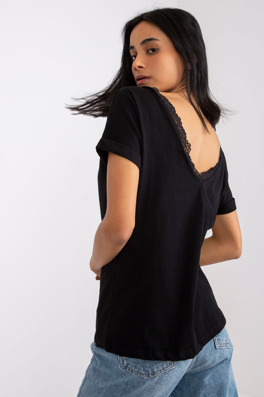 Must kaelusega pluus seljal Salma RUE...