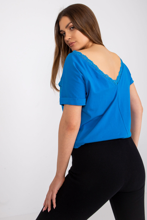 Tumesinine kaelusega pluus seljas...