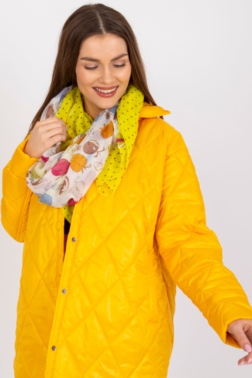 Valge-kollane sall trükistega