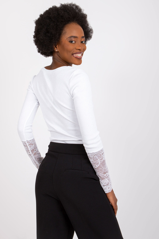 Valge soonikuga pluus pitsiga...