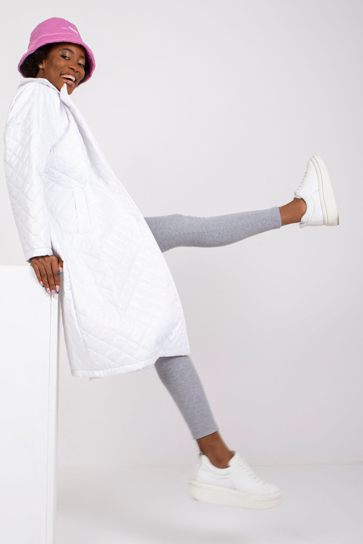 Valge mantel tikitud Sofiaga