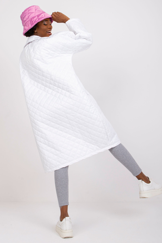 Valge mantel tikitud Sofiaga