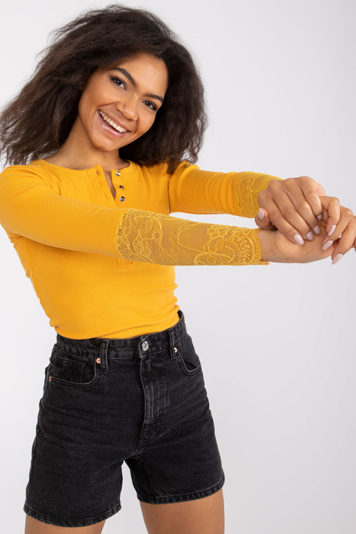 Pitsiga heleoranž soonikpluus...