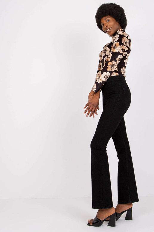 Must ja beež veluurpluus Cornelia...