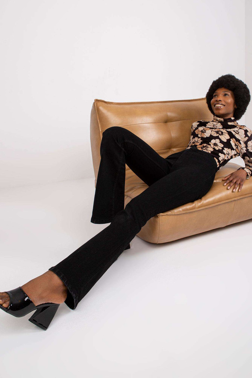 Must ja beež veluurpluus Cornelia...