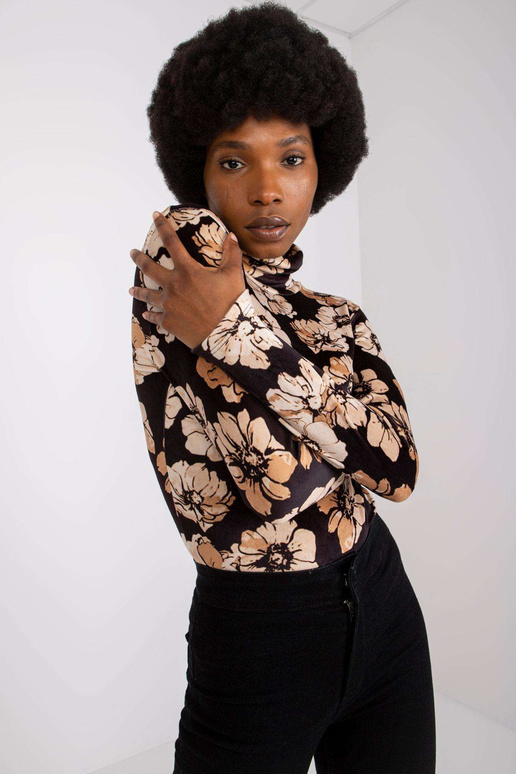 Must ja beež veluurpluus Cornelia...